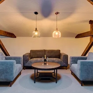 https://upstairs-boutique.bucharesthotelsnow.com